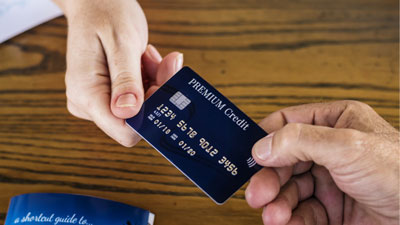 Eine Kreditkarte mit RFID-Symbol
