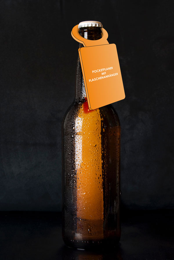 PocketPlaner mit Flaschenanhänger an einer Bierflasche