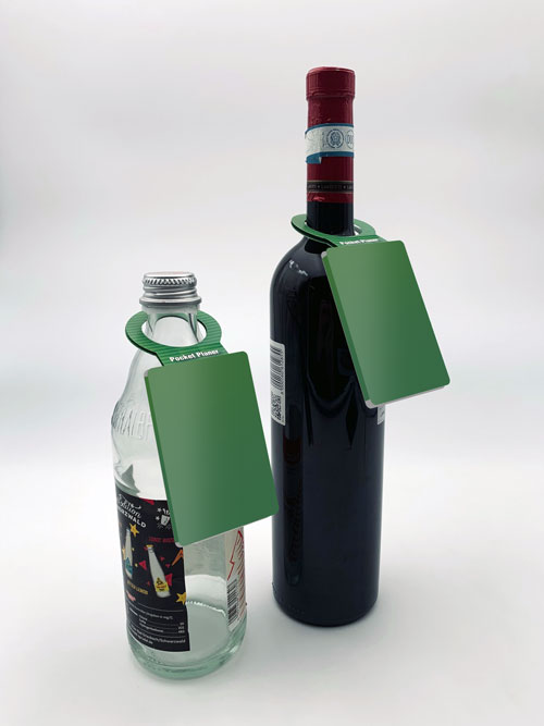 PocketPlaner mit Flaschenanhänger an einer Weinflasche, und an einer Wasserflasche